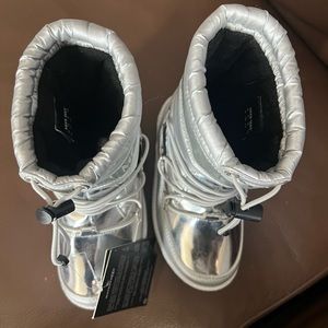 Moon boot  sliver kids  size 28( US 11